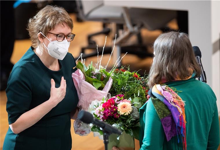 Gesundheitsministerin Daniela Behrens vereidigt Daniela Behrens (SPD, l), Niedersachsens neue Sozial- und Gesundheitsministerin, nimmt nach ihrer Vereidigung im niedersächsischen Landtag Glückwünsche von Julia Willie Hamburg (Bündnis 90/Die Grünen) entgegen.