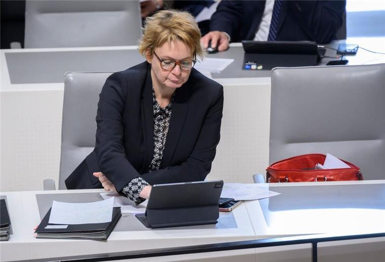 Behrens kritisiert Kommunen wegen Flüchtlingaufnahme Daniela Behrens (SPD), Innenministerin Niedersachsen, sitzt im Landtag Niedersachsen.