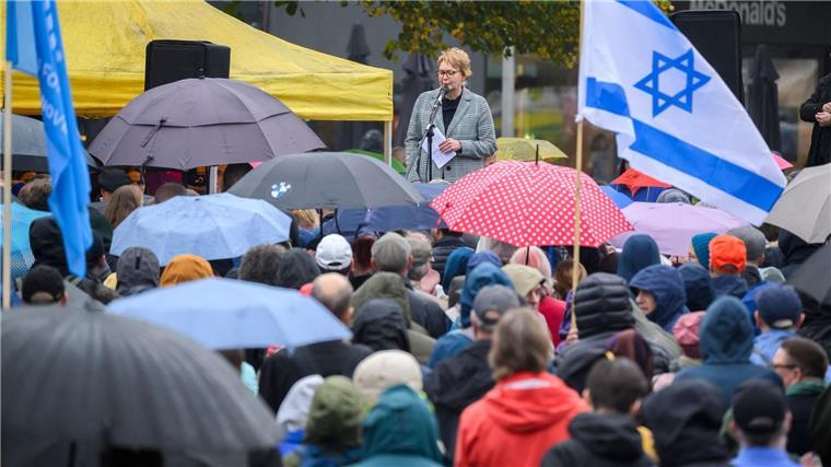 Niedersachsen sagt Israel „uneingeschränkte Solidarität“ zu Daniela Behrens (SPD), Innenministerin Niedersachsen, spricht bei einer Solidaritätskundgebung.