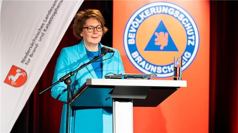 Niedersachsen erhält 26 neue Einsatzfahrzeuge Daniela Behrens (SPD), Innenministerin Niedersachsen, spricht anlässlich der Indienststellung von 26 Fahrzeugen für den Zivil- und Katastrophenschutz im Braunschweiger Schloss.