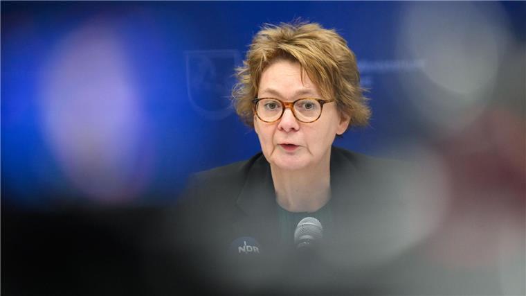 Innenministerin: Gewalt darf Mittel der Auseinandersetzung Daniela Behrens (SPD), Innenministerin Niedersachsen, spricht bei einer Pressekonferenz zur Vorstellung des Berichtes zur organisierten Kriminalität in Niedersachsen im Jahr 2022.