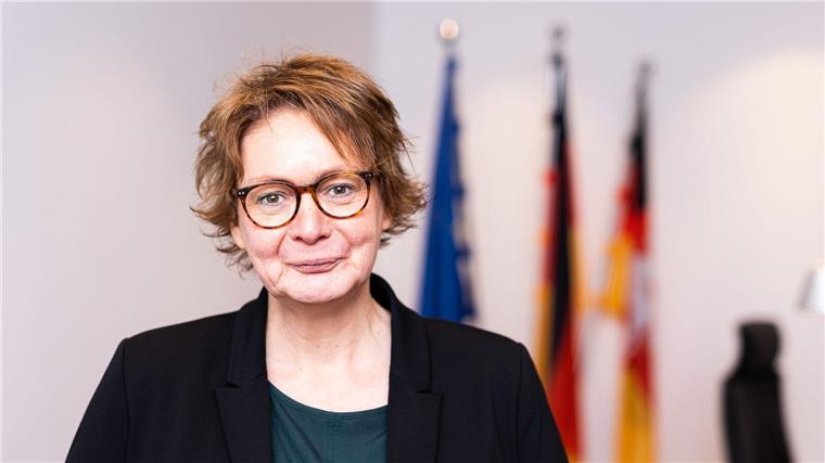 Ministerin erfreut über Ja zu Flüchtlingsunterkunft Daniela Behrens (SPD), Innenministerin von Niedersachsen, steht in ihrem Büro im Innenministerium.