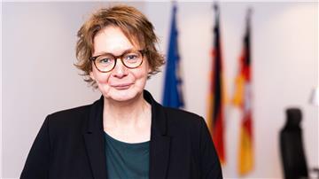 Daniela Behrens (SPD), Innenministerin von Niedersachsen, steht in ihrem Büro im Innenministerium.