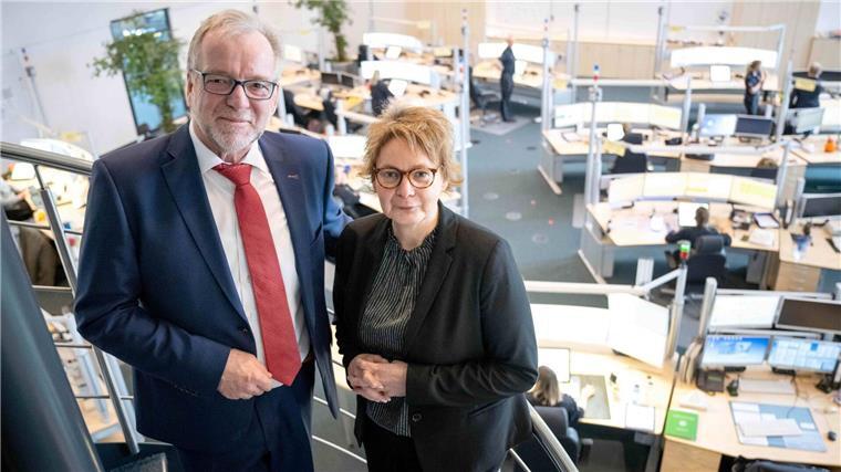 Daniela Behrens (SPD), Innenministerin von Niedersachsen, steht mit Johann Kühme (l), Polizeipräsident der Polizeidirektion Oldenburg, am 20. Februar 2023 in der Notrufzentrale.