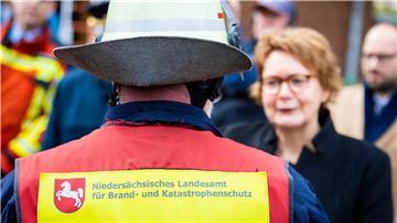 Daniela Behrens (SPD) spricht mit einer Einsatzkraft der Feuerwehr.