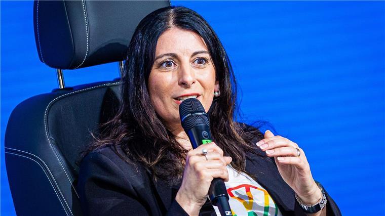 VW feiert 50 Jahre Golf Daniela Cavallo, Gesamt- und Konzernbetriebsratsvorsitzende der Volkswagen AG, spricht beim Festakt „50 Jahre Golf Produktion“ im VW Werk in Wolfsburg.