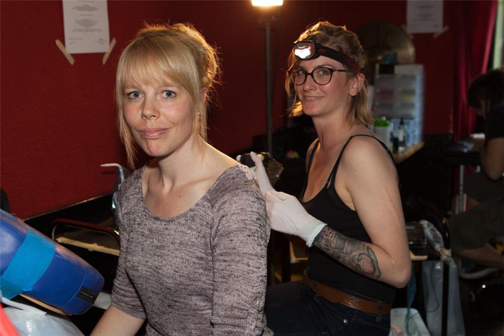 Daniela Hollmann bekommt ihr erstes Tattoo von Johanna Gebert