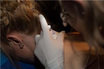 Daniela Hollmann bekommt ihr erstes Tattoo von Johanna Gebert