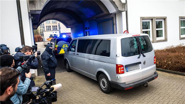 Versuchter Mord, Raub, Waffenbesitz – Klette vor Gericht Daniela Klette wird mit einem Transporter zum Gerichtssaal gefahren.