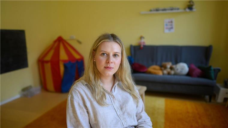 Verband: Kinderschutz muss in Lehrplan für alle Fachkräfte Daniela Rump, Vorsitzende des Kinderschutzbundes Niedersachsen, sitzt in einem Beratungszimmer.