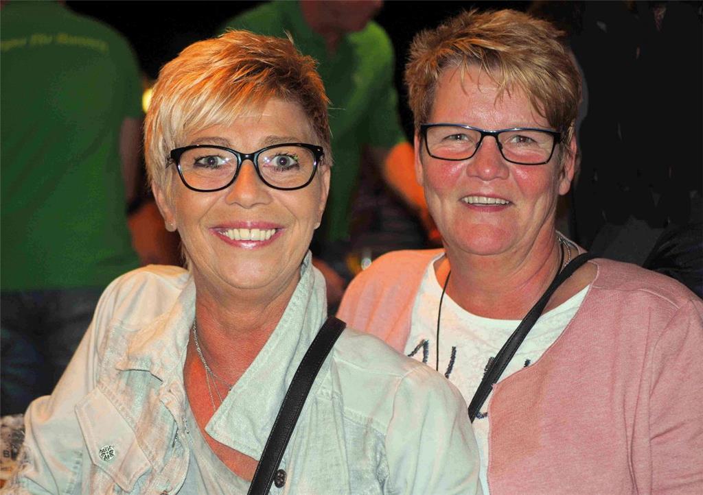 Daniela und Martina hatten viel Spaß am Freitagabend beim Sieverner Sommerfest. ...