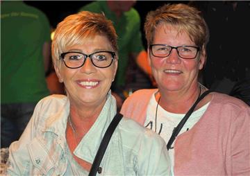 Daniela und Martina hatten viel Spaß am Freitagabend beim Sieverner Sommerfest. ...