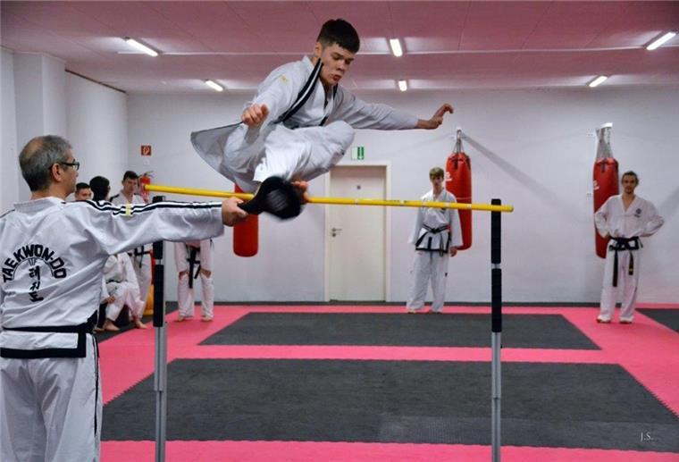 Nordenhamer nimmt an Europameisterschaften im Taekwon-Do teil Danilo Smailov (beim Sprung) trainiert oft mit den Bundestrainern der International Taekwon-Do Federation Deutschland in Duisburg.