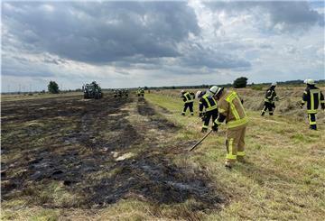 Dank des Einsatzes der Feuerwehr konnte ein Übergreifen der Flammen auf weitere Flächen verhindert werden.
