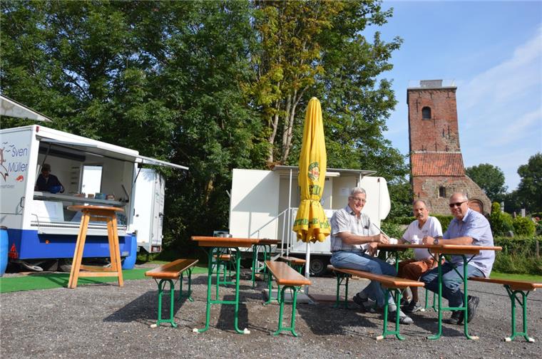 Fußwaschanlage, Imbiss und mehr: Umbau am Ochsenturm beginnt im Frühjahr Dank des Organisationsteams um Günter Diekhoff (von links), Eckhard Willoweit und Guido Schüssler war während der Sail im vergangenen Jahr probeweise aufgebaut worden, was in ähnlicher Form bald dauerhaft am Ochsenturm zu finden sein wird. Die Besucher waren begeistert. Die Kosten für die Umgestaltung des Areals liegen bei 130 000 Euro.