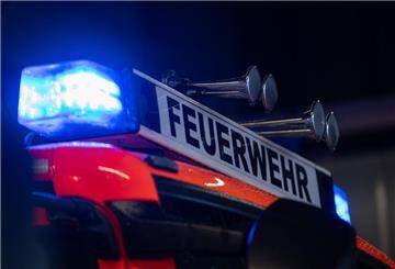 Ein Einsatzfahrzeug der Feuerwehr steht mit Blaulicht bei der Feuerwache.