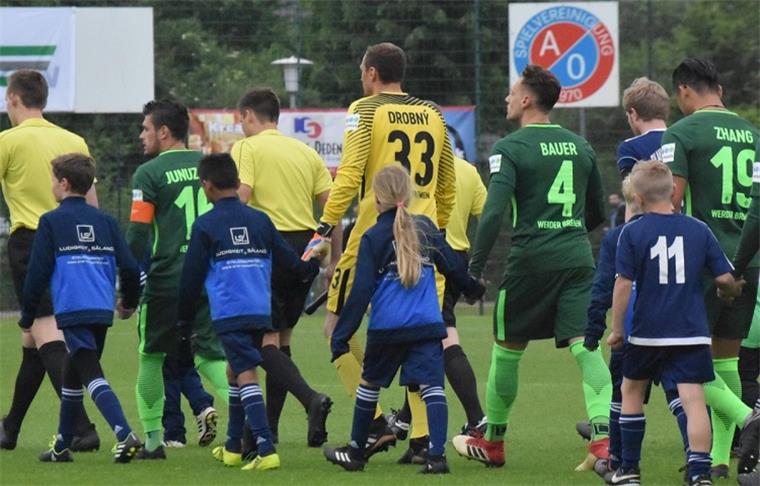 Turnier in Bremerhaven: So könnt ihr mit den Stars von Werder Bremen einlaufen Dank FuPa Bremerhaven und nord24 könnt ihr bei dem Fußball-Blitzturnier in Bremerhaven Hand in Hand mit den Profis von Werder Bremen ins Nordsee-Stadion einlaufen.