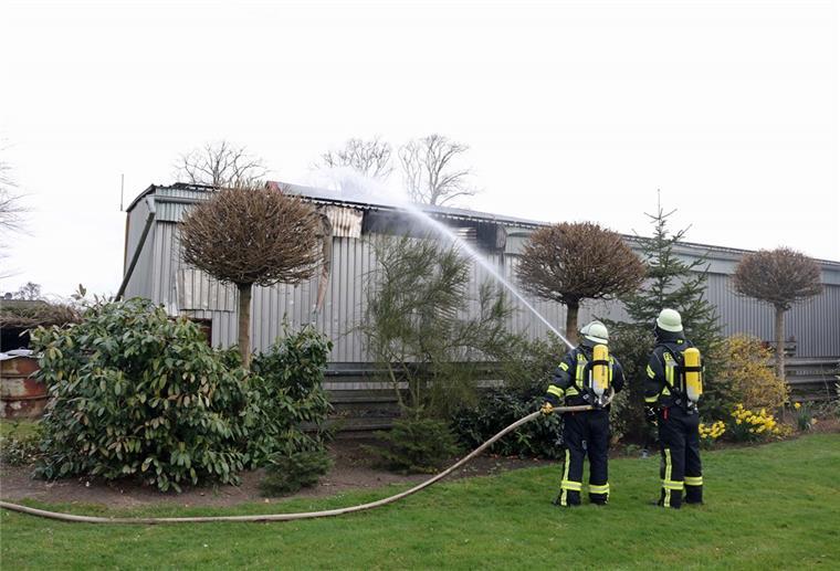 Feuer hinter einer Lagerhalle in Uthlede Feuer Uthlede
