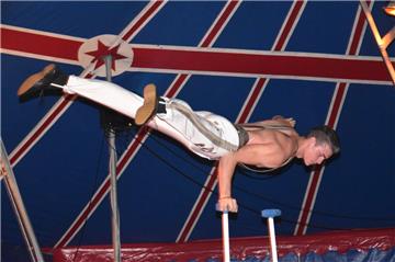 Dank vieler Spender kann der „Cirkus Minimum“ aus Wilstedt abziehen und wieder auf Tour gehen. Dort sind ab  24. August unter anderem die Akrobatiknummern von Samuel Frank zu sehen. 