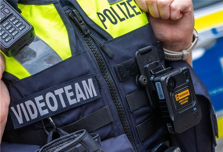 Mehr Polizisten und Familien-Card für Bremerhaven Dank zusätzlicher Ausbildungsplätze für Bremerhaven kann die Ortspolizei früher als bislang geplant ihre Sollstärke erreichen. Außerdem werden weitere Bodycams für die Beamten angeschafft.