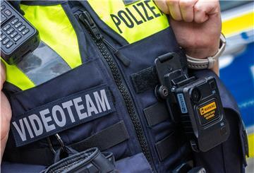 Dank zusätzlicher Ausbildungsplätze für Bremerhaven kann die Ortspolizei früher als bislang geplant ihre Sollstärke erreichen. Außerdem werden weitere Bodycams für die Beamten angeschafft.