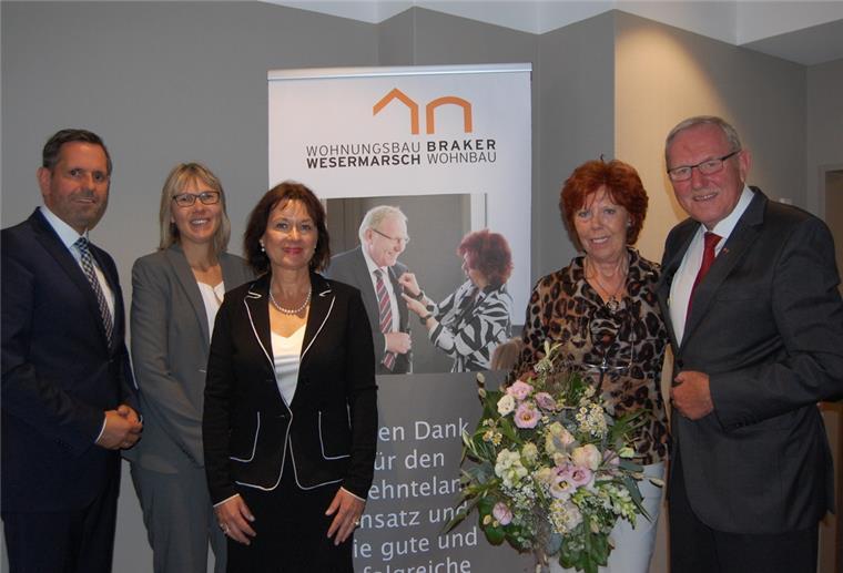 Wesermarsch: Abschied vom „Wohnungsbau-Urgestein“ Dankten Hans-Joachim Beckmann (rechts mit seiner Frau Ursel) für sein jahrzehntelanges Engagement (von links): Olaf Lies, niedersächsischer Minister für Umwelt, Energie, Bauen und Klimaschutz, Wohnungsbau-Geschäftsführerin Regina Neuke und vdw-Verbandsdirektorin Dr. Susanne Schmitt.