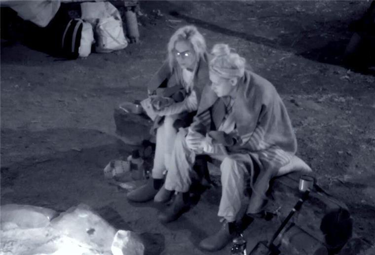 Danni Büchner (links) erzählt Sarah Knappik am Lagerfeuer von ihren Erfahrungen mit häuslicher Gewalt. 