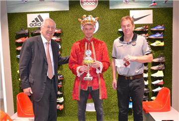 Danny Radke (OSC Bremerhaven), Gewinner des NZ-Torjägerpokals 19/20 mit OSC-Gönner Bernd Günther (links) und Heiko Herold (rechts) vom Sportgeschäft Herold.