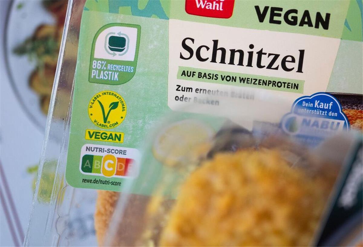 Eine Packung veganes Schnitzel auf Basis von Weizenprotein.
