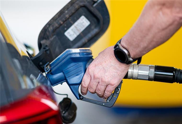 B10 und HVO100 darf nicht jeder tanken. Eine Hand hält einen Zapfhahn an der Tankstelle.