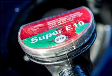 Ein Zapfhahn trägt die Aufschrift E10 und hängt in einem Auto. Um den günstigen Sprit gibt es viele Vorurteile.