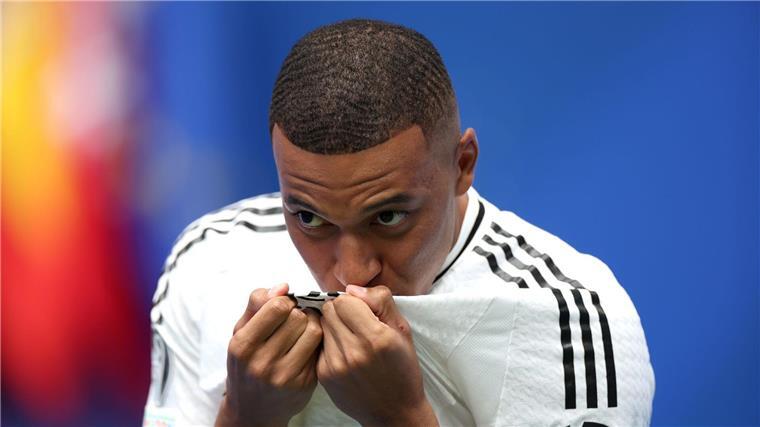 Königliches Spektakel mit Mbappé: „Glücklicher Junge“ Darf nicht fehlen: ein Kuss auf das Vereinswappen.