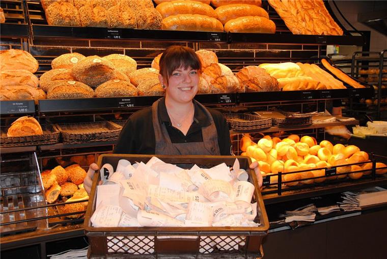 Tarmstedt: Viele Kunden lassen ihren Bon im Laden Darja Prukowski, Filialleiterin bei Sam Urban Baker in Tarmstedt, entsorgt jeden Tag eine volle Kiste mit Bons, die von den Kunden nicht mitgenommen werden.