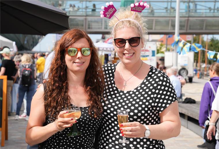Darjana Fricke (links) und Sabrina Kaimas sind aus Bremen angereist. Die beiden Schwestern feiern bei den Maritimen Tagen Sabrinas Geburtstag.