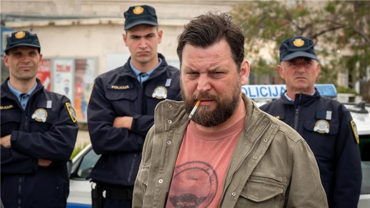 Darko (Sascha Gersak) erwartet Stascha und Emil auf Brac .