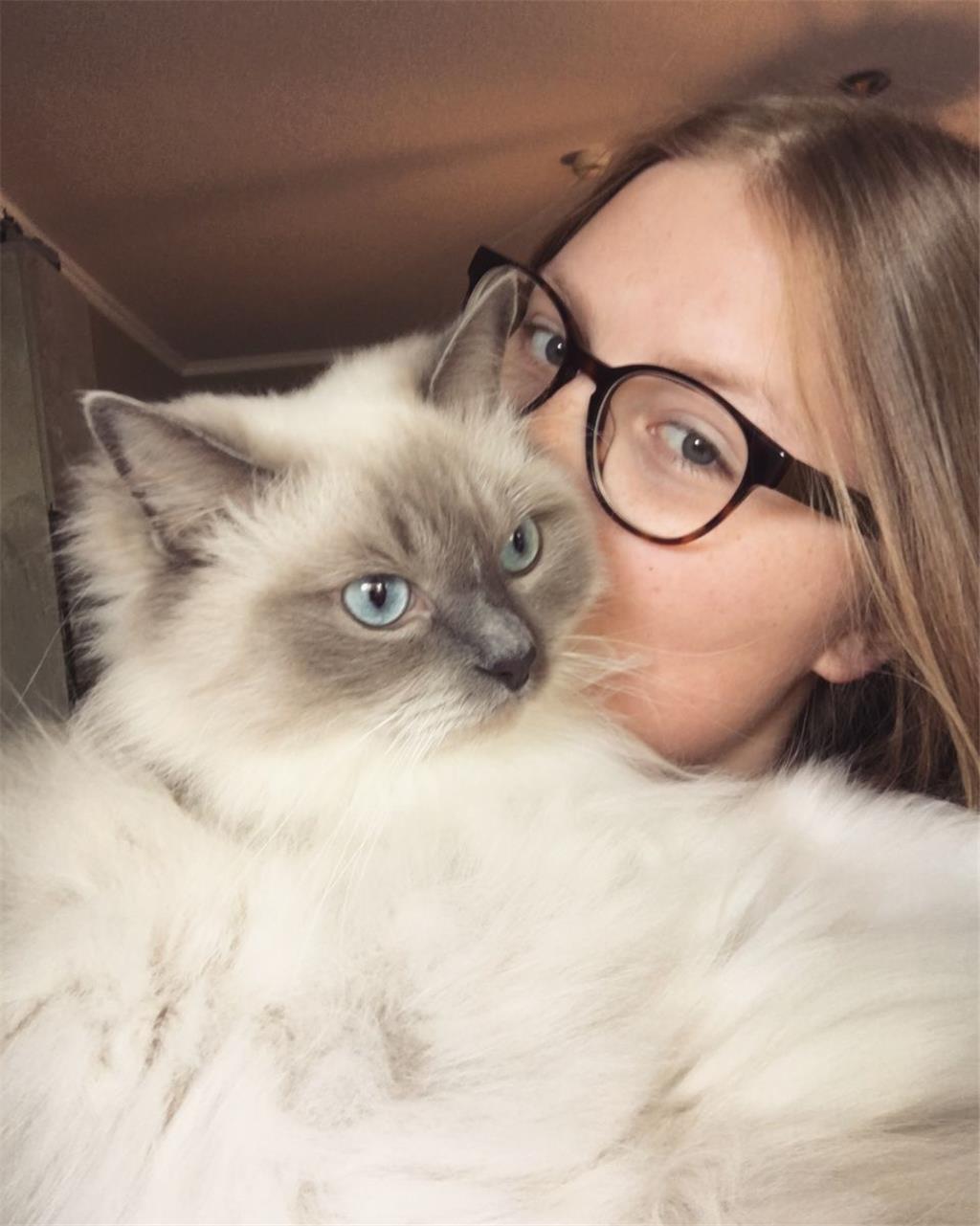 Darleen Beckmann aus Nordenham mit ihrer Katze Mjinka. Die Samtpfote braucht jed...