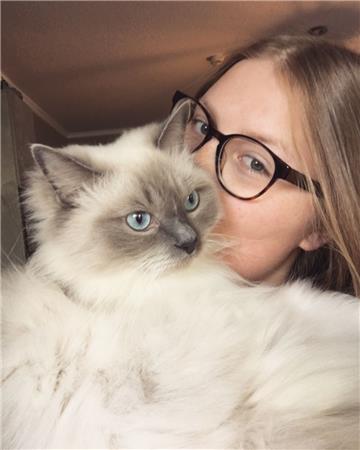 Darleen Beckmann aus Nordenham mit ihrer Katze Mjinka. Die Samtpfote braucht jed...