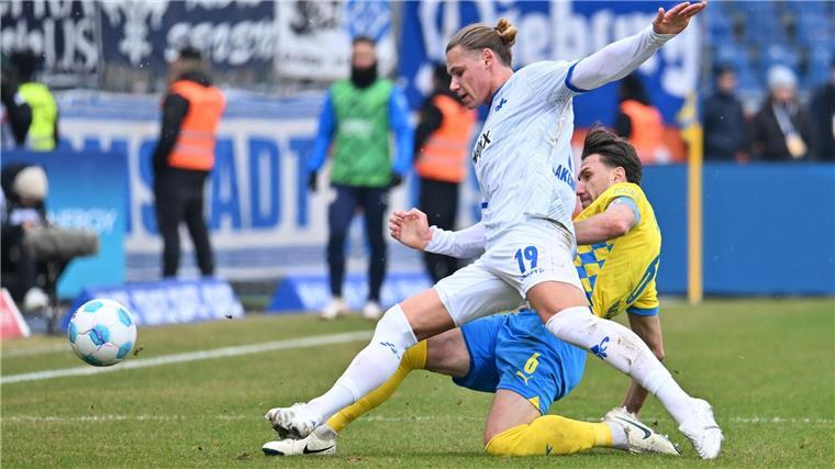 Braunschweig feiert wichtigen 1:0-Sieg über Darmstadt Darmstadts Fynn-Luca Lakenmacher (l) im Zweikampf mit Braunschweigs Ermin Bicakcic.