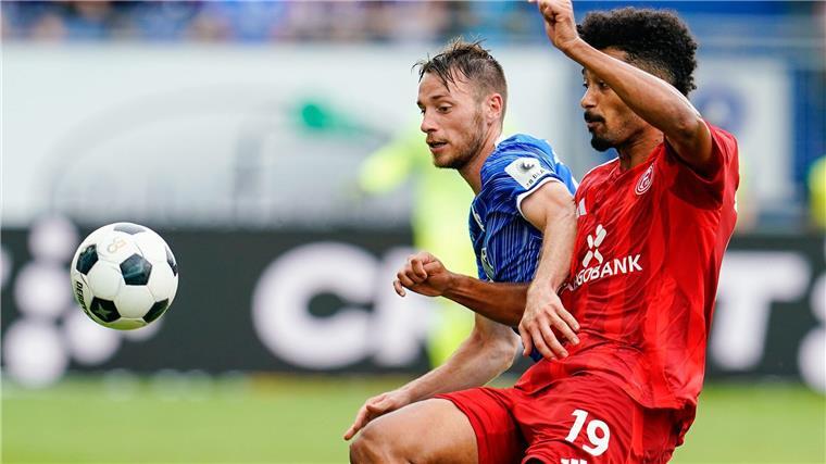 Darmstadts Matthias Bader (l) und Düsseldorfs Emmanuel Iyoha trafen am ersten Zweitliga-Spieltag aufeinander.