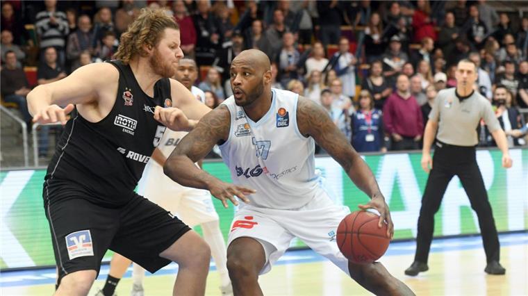 Warum es gegen Jena mit einem Sieg klappen könnte Darnell Jackson (weißes Trikot) und die Eisbären Bremerhaven wollen unbedingt mal wieder gewinnen.