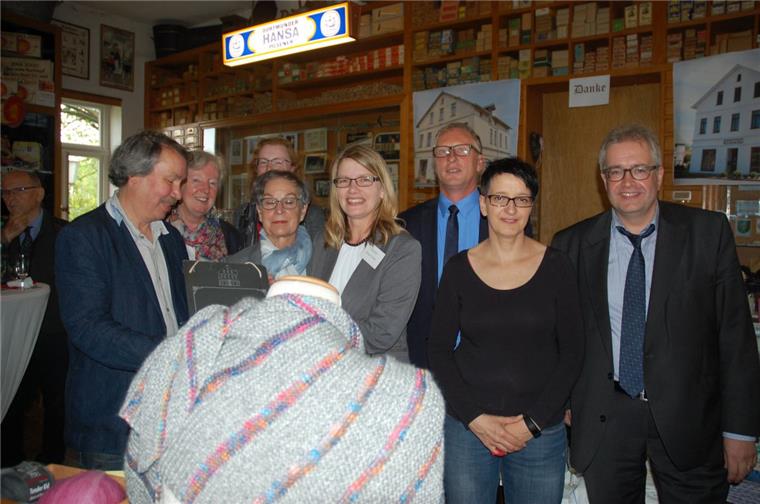 160.000-Euro-Investition: Historisches Kaufhaus in Abbehausen strahlt in neuem Glanz Darüber, dass die Sanierung des historischen Kaufhauses nun vollendet ist freuen sich (vorn, von links) Dr. Jürgen Brand von der Oldenburgischen Landschaft, Dörte Lossin von der Deutcshen Stiftung Denkmalschutz, Eigentümerin Tanja Schiller, Meike Lücke (Wesermarsch in Bewegung) und Bürgermeister Carsten Seyfarth.
