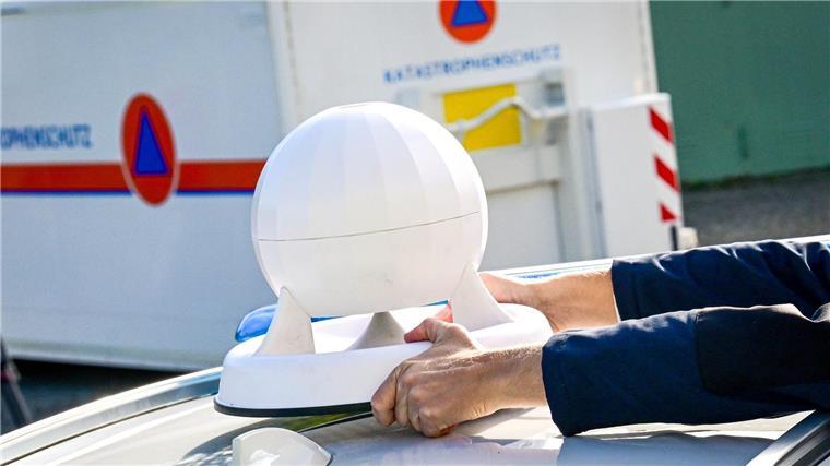 Darunter sind Sirenen und mobile Stromgeneratoren, ein Tankfahrzeug, Lichtquellen, Sanitäranlagen sowie Koch- und Bratmodule.