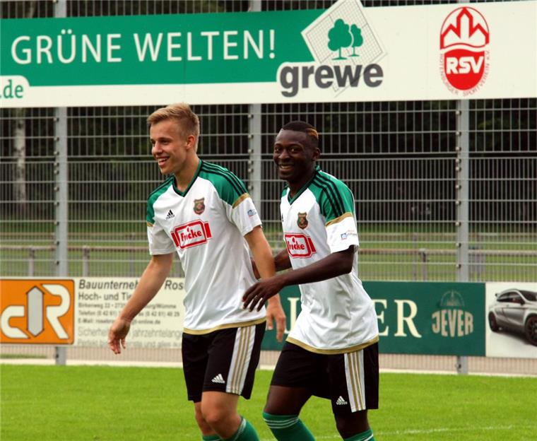 Darvin Stüve (links) und Arouna Ahizi waren die Matchwinner des Benefizspiels zwischen dem Rotenburger SV und dem Heeslinger SC.
