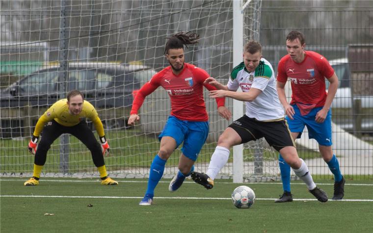 Oberligaspiel des Heeslinger SC in Wolfenbüttel auf der Kippe Darwin Stüve (Zweiter von rechts) und seine Heeslinger Teamkollegen sind nach zwei Testspielen in Drochtersen und einem bei der U19 des HSV am Sonntag bereits wieder in einem Punktspiel beim MTV Wolfenbüttel gefordert – so es denn nicht doch noch abgesagt wird.