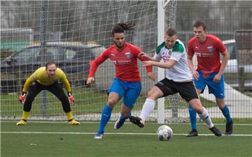 Darwin Stüve (Zweiter von rechts) und seine Heeslinger Teamkollegen sind nach zwei Testspielen in Drochtersen und einem bei der U19 des HSV am Sonntag bereits wieder in einem Punktspiel beim MTV Wolfenbüttel gefordert – so es denn nicht doch noch abgesagt wird.  