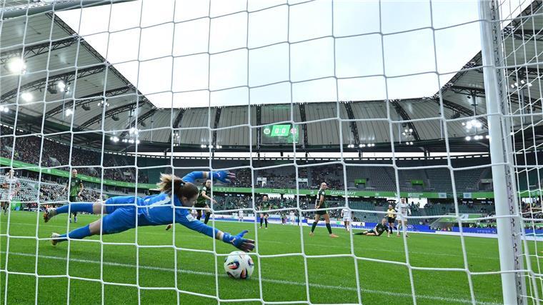 3:1 in Wolfsburg: Bayern-Frauen gewinnen Topspiel Das 1:0 für den FC Bayern: Wolfsburgs Torhüterin Stina Johannes kann den Schuss von Klara Bühl nicht halten.