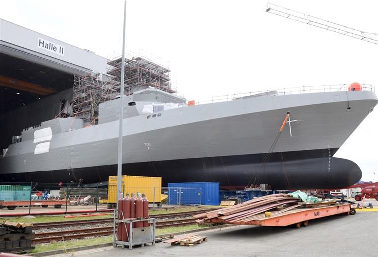 Das 120 Meter lange Kriegsschiff soll am Sonntag auf einen Ponton gezogen werden. 