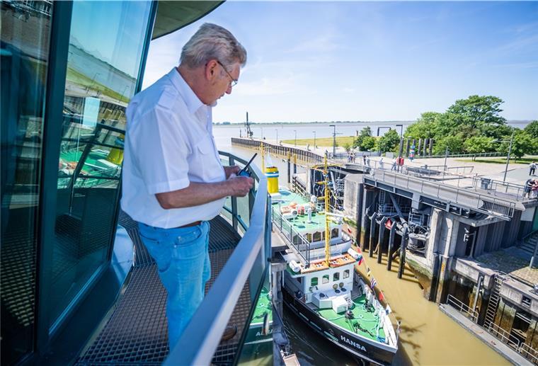 Das 150.000. Schiff ist durch die Schleuse Neuer Hafen gefahren. Nautiker Joachim Brendel überwacht den Schleusenvorgang des Salondampfers "Hansa".