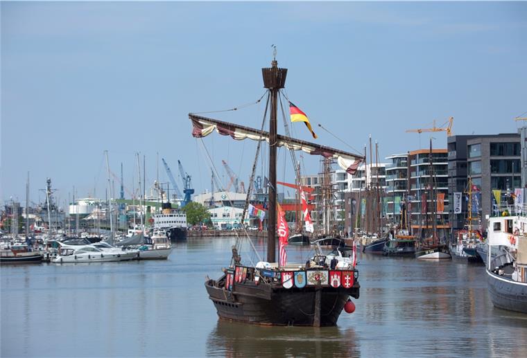 Bremerhavener Kogge bietet Fahrten an Das 1988 erbaute Schiff brach am 27. Juli 1991 zu seiner ersten Fahrt von Lübeck nach Danzig auf und war damit nach 600 Jahren das erste seiner Art, das die alte Hanseroute wieder befuhr. Mittlerweile hat die „Ubena“ ihren Liegeplatz im Neuen Hafen.