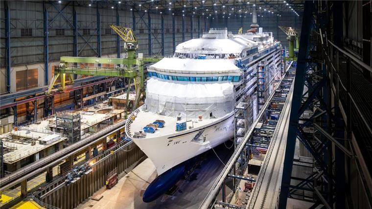 Gigantischer Neubau: Meyer Werft präsentiert neues Kreuzfahrtschiff für Japan Das 230 Meter lange LNG-Kreuzfahrtschiff „Asuka III“ ist speziell für den japanischen Markt gebaut worden.